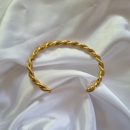 TWIST BANGLE